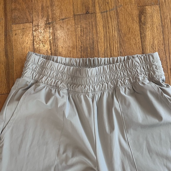 Old Navy Women’s  Khaki  Cargo Pants - Picture 2 of 5